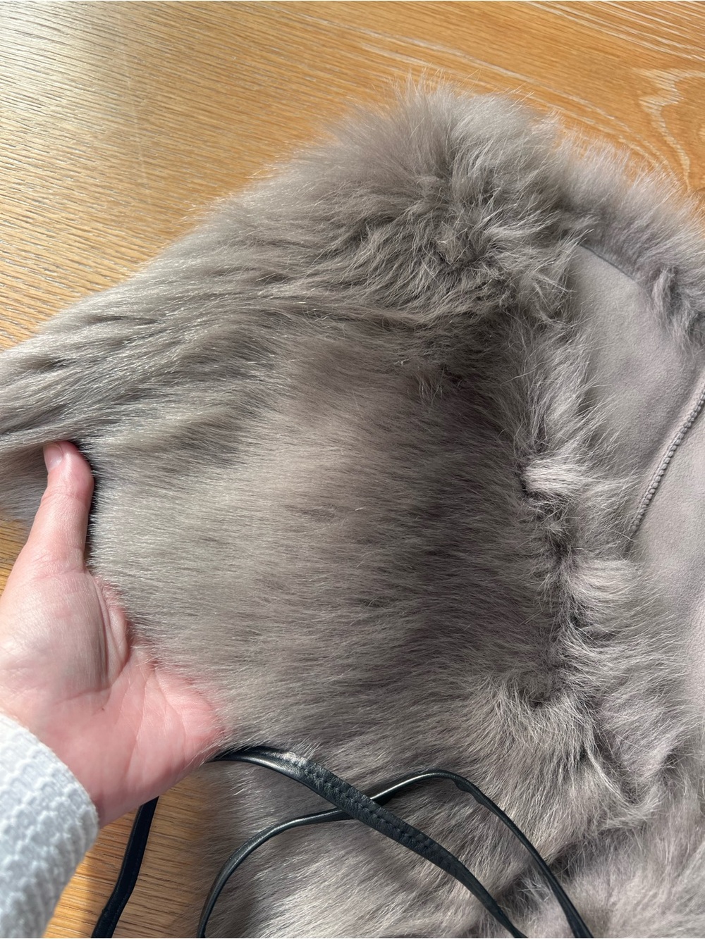 NWOT - UGG Real Dyed Shearling Shawl Wrap. OS - Picture 3 of 12